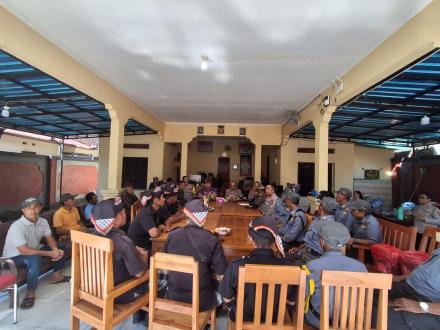 POLRES BULELENG MELAKUKAN KEGIATAN SILATURAHMI KE DESA PANJI ANOM